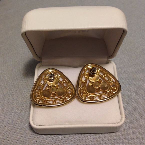 💵MUST HAVE🌟Gold Plated Earring🌟 - Picture 3 of 3