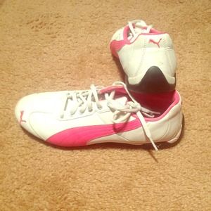 Puma  hot pink. Size 8.5 but it more like a 7