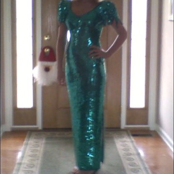 Green, sequenced dress with medium slit