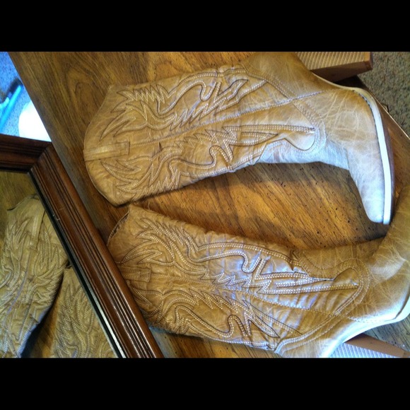 Jessie cowboy boots with heel.  Easy to walk in 😍