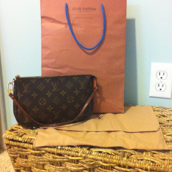 *SOLD* 100% authentic Louis Vuitton accessory bag