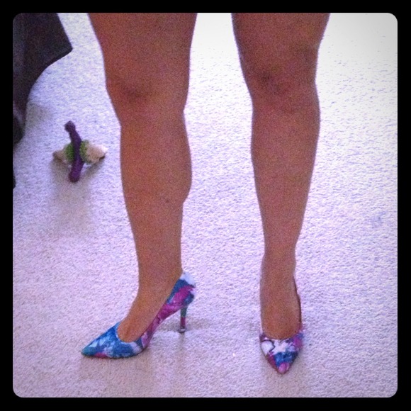 BCBG Muticolor Pumps... Rare! Size 7.5