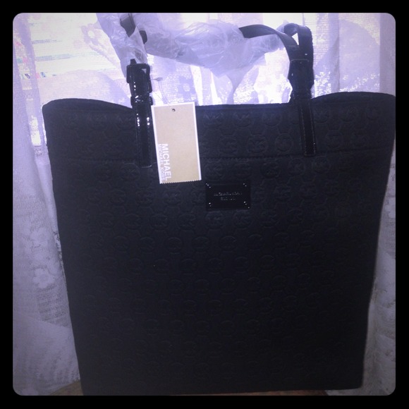 SOLD to @gmac Michael Kors NWT NS Neoprene Tote