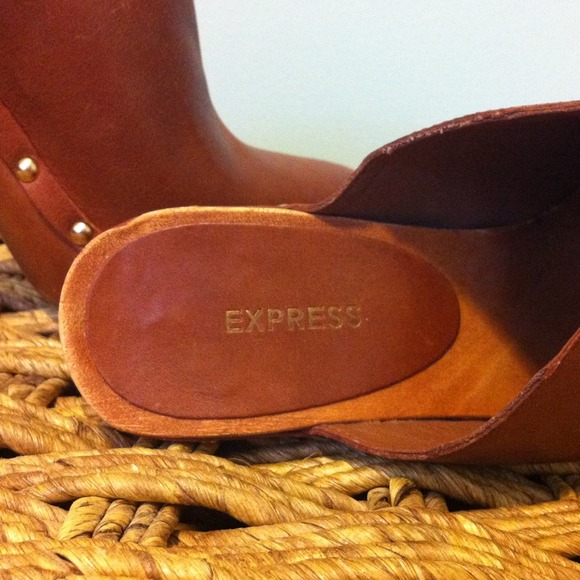 Express Clogs - Picture 2 of 3
