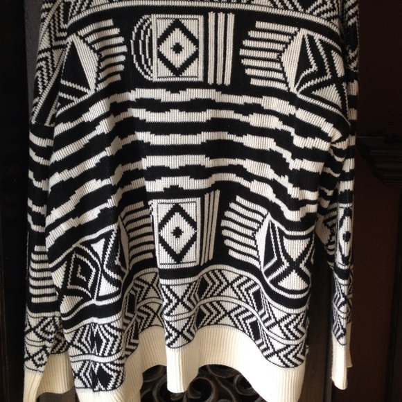 Tribal Oversized Sweater 😍 - Picture 3 of 3