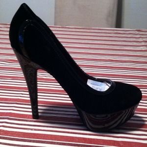 New all black heel pumps