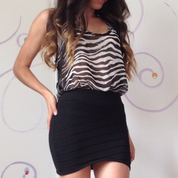 REDUCED!! High low zebra top ๐ฉ - Picture 3 of 4