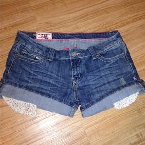 Denim Peek-a-boo Pocket Shorts Size13