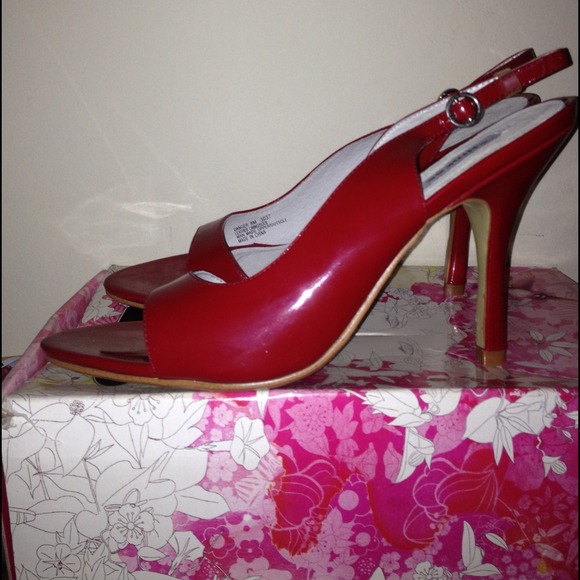 Chinese Laundry - Size 8, patent red sandals