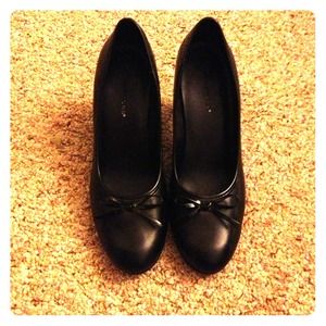 💛REDUCED💛 Black heels with bows!