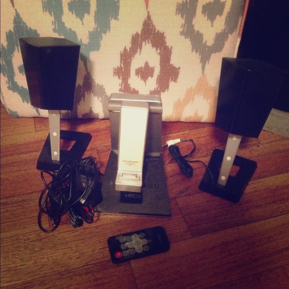 iPad/iPhone/iPod dock with speakers new never used