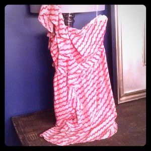 Ruffled sleeve one shoulder with chevron print.