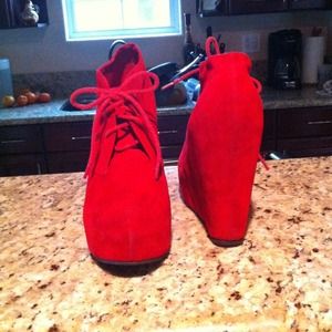 💃Price reduced!! Red suede wedges ❤