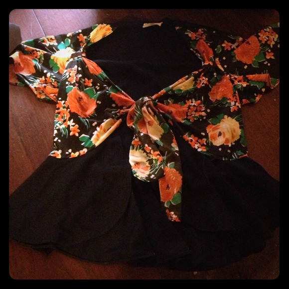 Vintage flowered tie shirt with pleated bottom