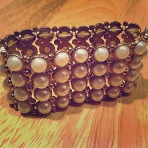 Gold and pearl bracelet.