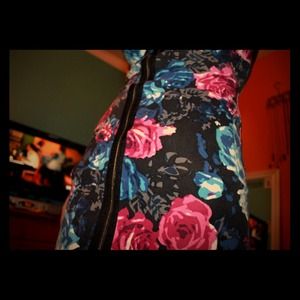 Thigh length floral dress!! 🌸