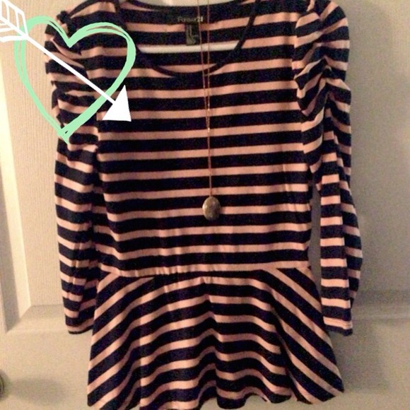 💌Sold💌Forever 21 navy and pink peplum top🎀