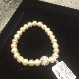 Genuine pearl bracelet with authentic crystals.