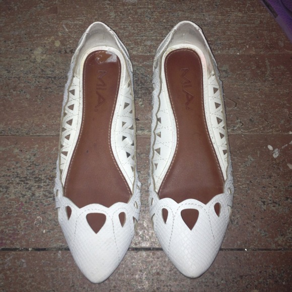 Scalloped pointed leather flats