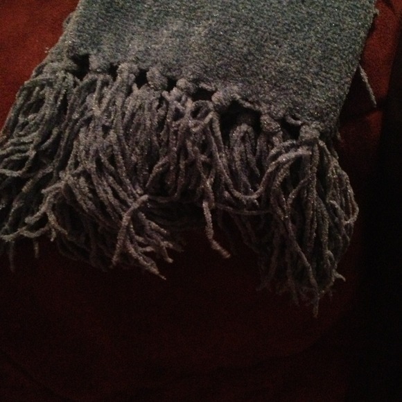 Dark green scarf! - Picture 2 of 2