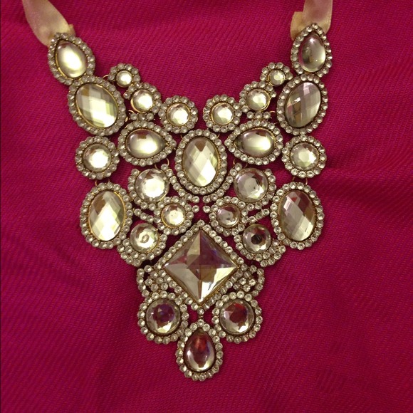⛔SOLD⛔ALDO Gorgeous Rhinestone Statement Necklace! - Picture 2 of 3