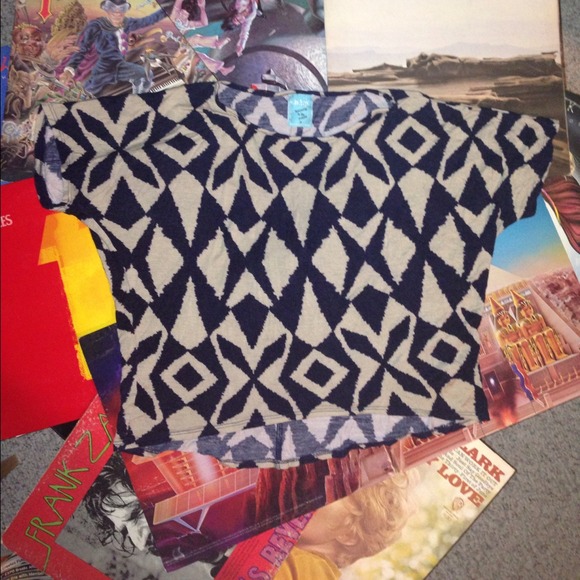 >>>TRADED<<<Geometric patterned crop top tee shirt