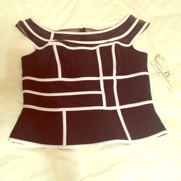 🚫🚫🚫SOLD🚫🚫🚫Black and white blouse