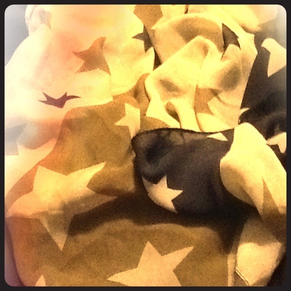 Beautiful green star scarf NWOT TRADED