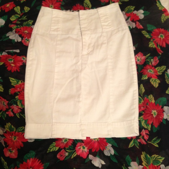 🚫🚫🚫SOLD//White G by Guess pencil skirt