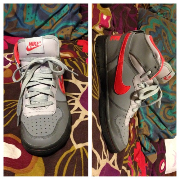 SOLD ✅ Nike Retros - Picture 4 of 4