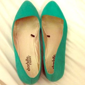 Pointy-toed flats