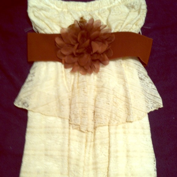 Strapless above knee fashion dress.