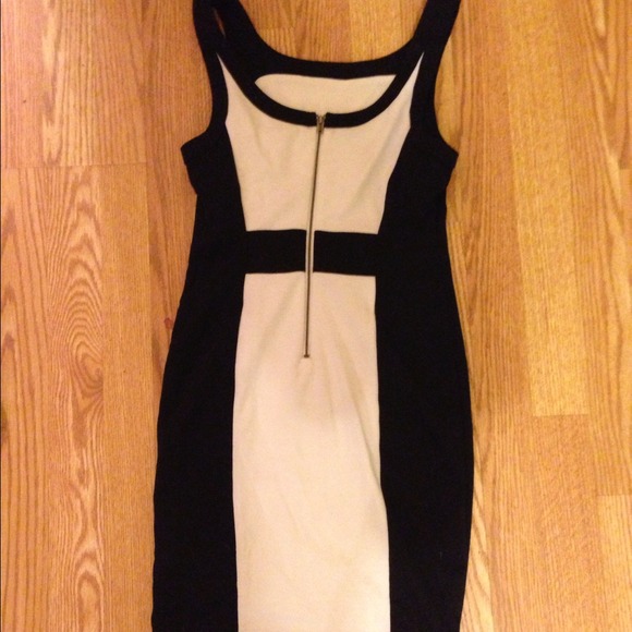 Forever 21 short black and white zip down dresss