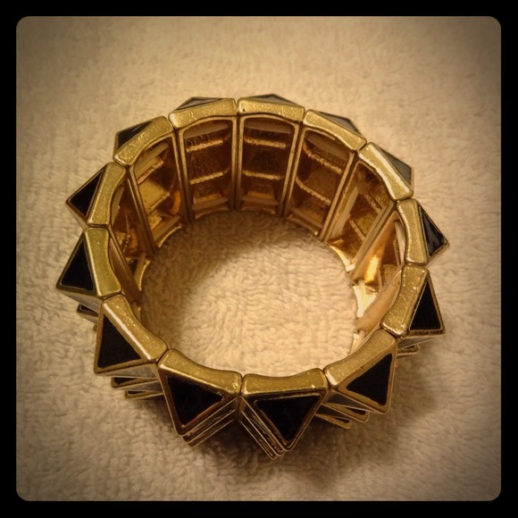 ❌SOLD❌Spike pyramid cuff - black and gold