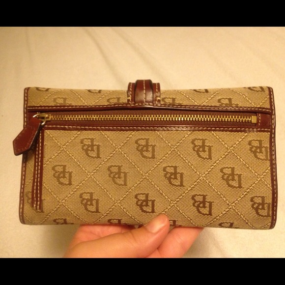 Authentic Dooney & Bourke Signature Snap Wallet - Picture 3 of 4