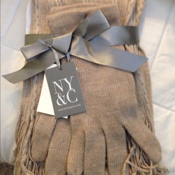 NY&C scarf and gloves set