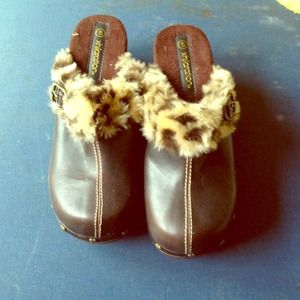 Brown shoes with leopard print faux fur