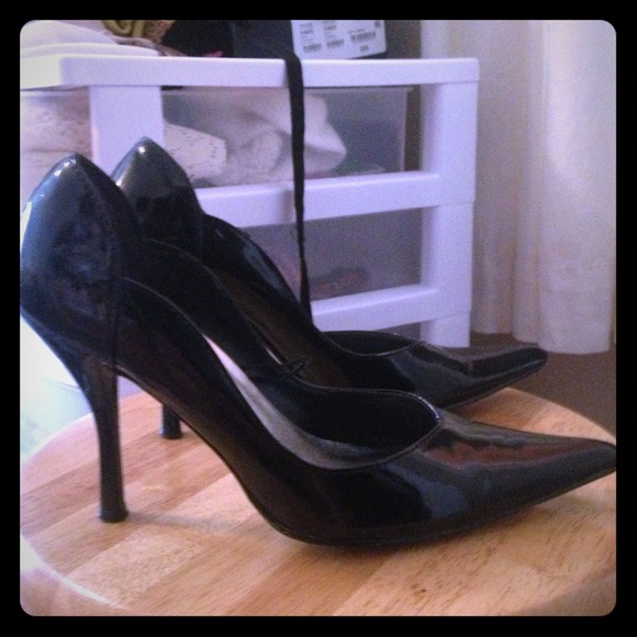 Black pumps