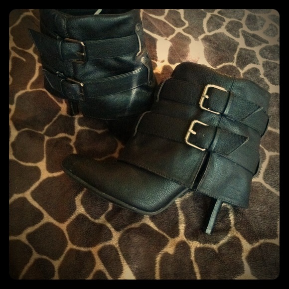 R2 leather heels