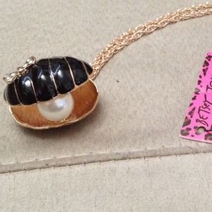 Gorgeous betsey Johnson vintage clam necklace.