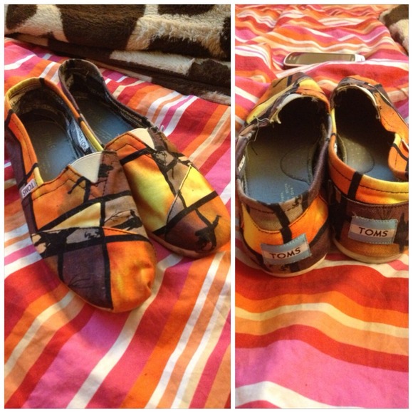 Unique cute pair of Toms. Size 8!
