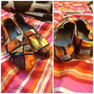 Unique cute pair of Toms. Size 8!