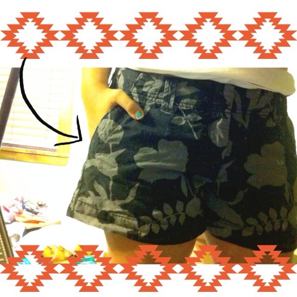Old Navy Floral Shorts - Picture 3 of 4