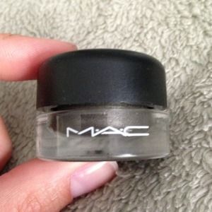 MAC Fluidline in Little Black Bow
