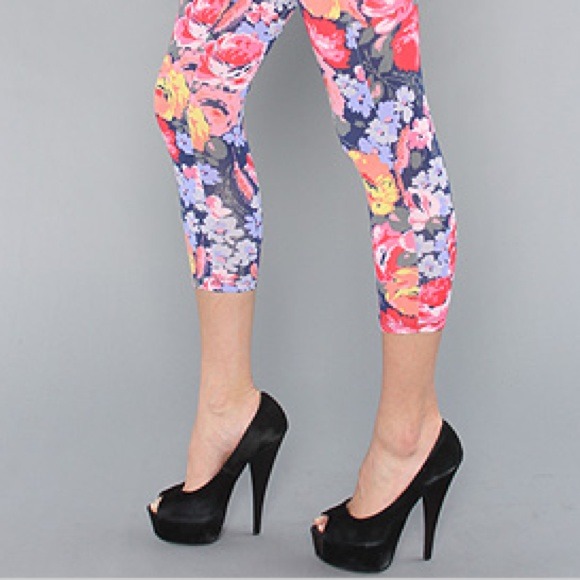 SOLD! 💜💙💚 Betsey Johnson Floral Leggings NWOT - Picture 2 of 4