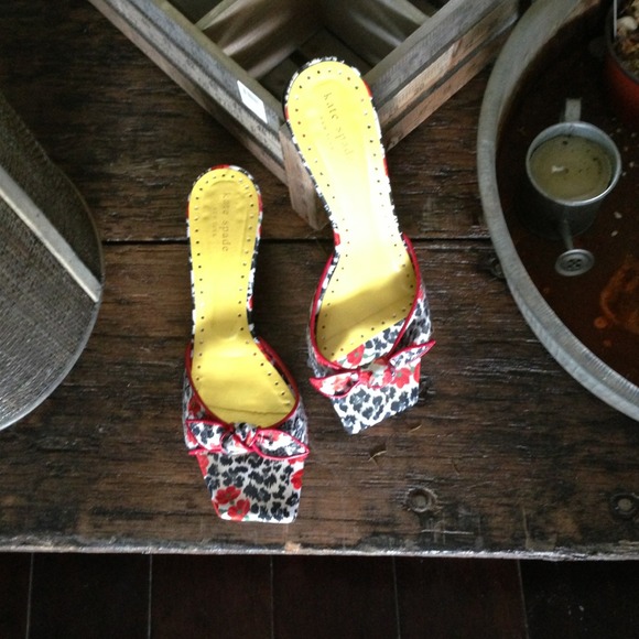 OFF THE LIST! Cute Kate Spade ELLA w box! - Picture 1 of 4