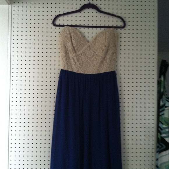 Super cute strapless maxi dress!! 🎀