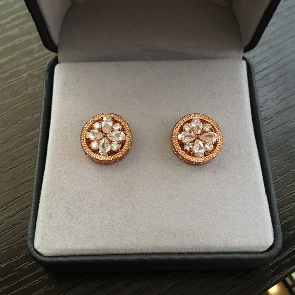 😄Traded!❤️rose gold color earring❤