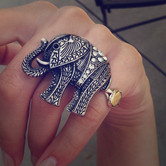 Lovely elephant ring! - Picture 1 of 3