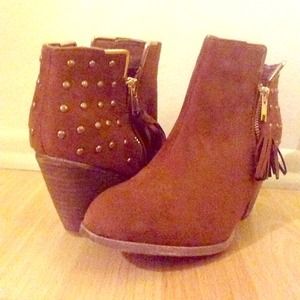 👣❤Studded brown booties with tassel zipper pulls